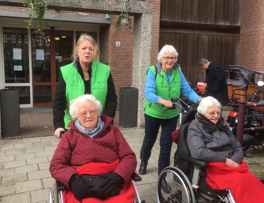 Wethouder Alink ervaart rolstoelwandelen in Dorp